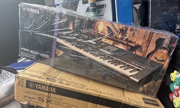 Yamaha PSR (E) W 425 Keyboard With 71keys · Photo 1