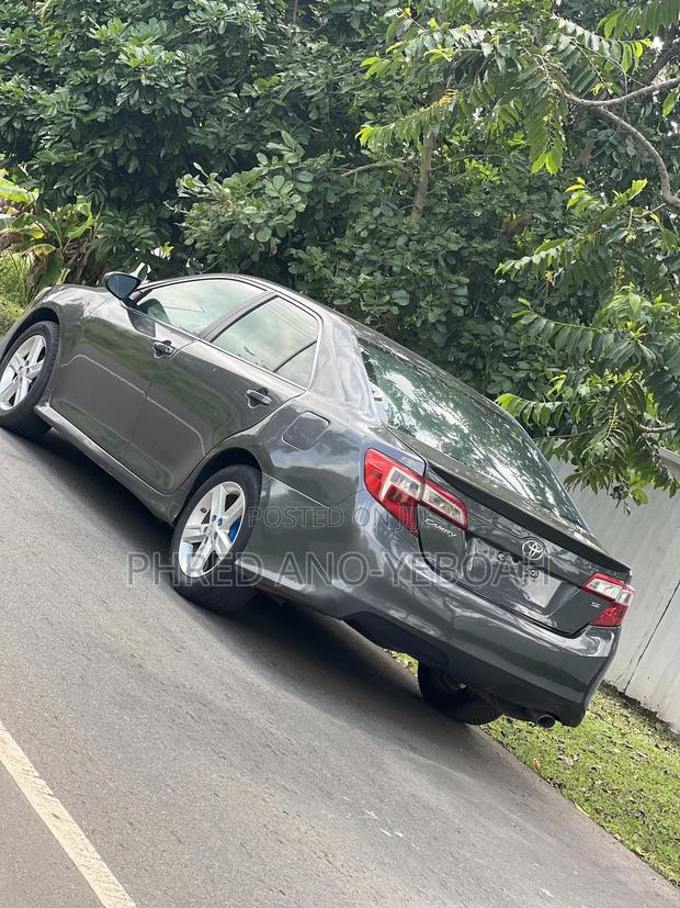 Toyota Camry SE 4dr Sedan (2.5L 4cyl 6A) 2014 Gray · Photo 2