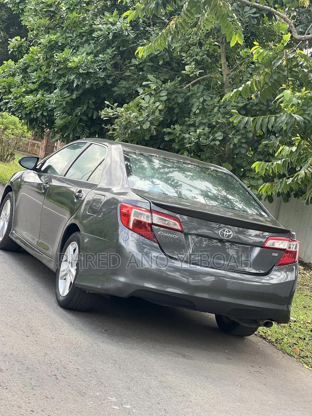 Toyota Camry SE 4dr Sedan (2.5L 4cyl 6A) 2014 Gray · Photo 3