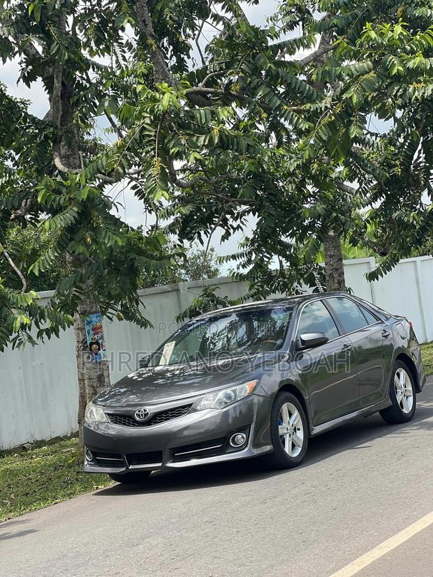 Toyota Camry SE 4dr Sedan (2.5L 4cyl 6A) 2014 Gray · Photo 4
