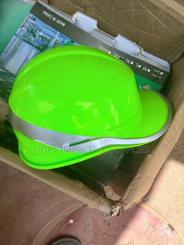 Safety Helmet With Reflectors · Photo 2