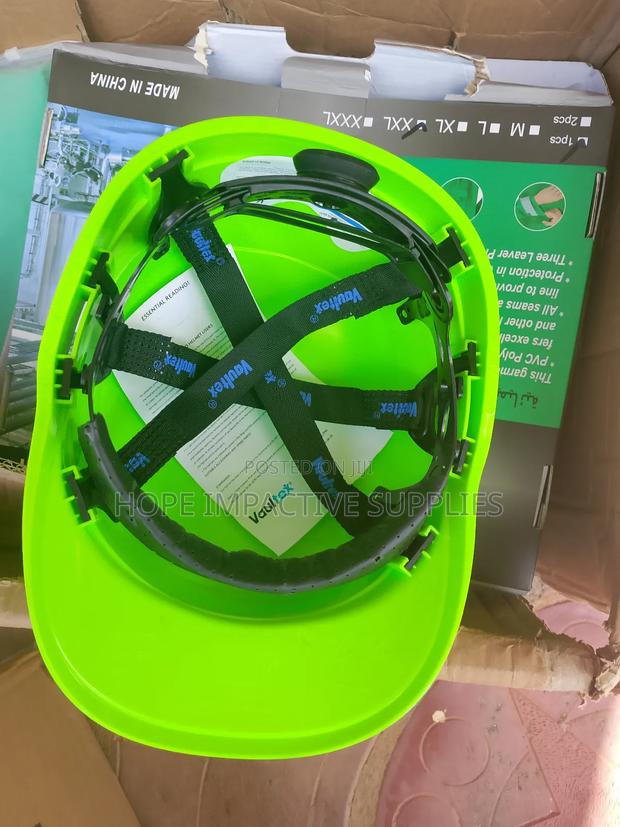 Safety Helmet With Reflectors · Photo 4
