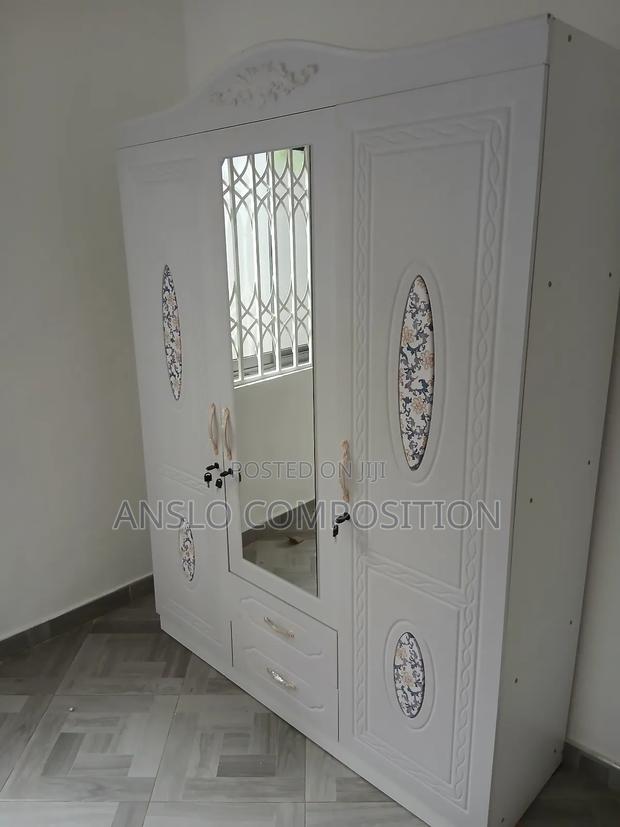 Three in One White Wardrobe · Photo 2