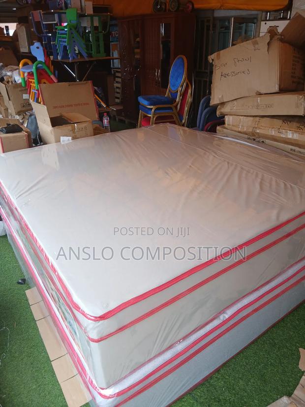 Luxurious Kingsize Inbuilt Bed · Photo 2
