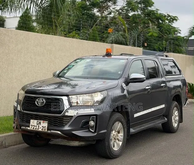 Toyota Hilux 2020 Silver · Photo 1
