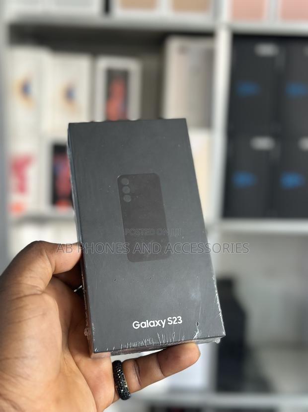 New Samsung Galaxy S23 128 GB Gold · Photo 3