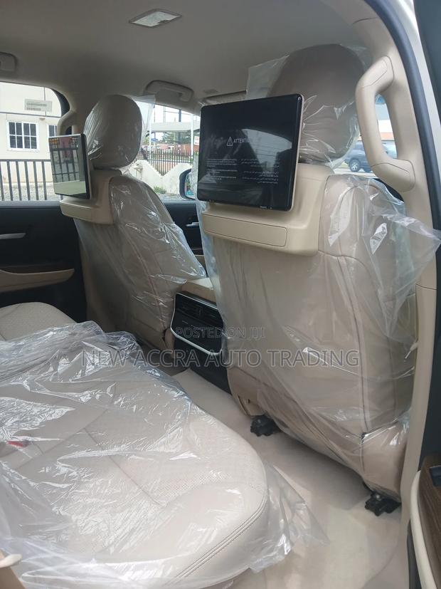 New Toyota Land Cruiser LC300 2025 White · Photo 5