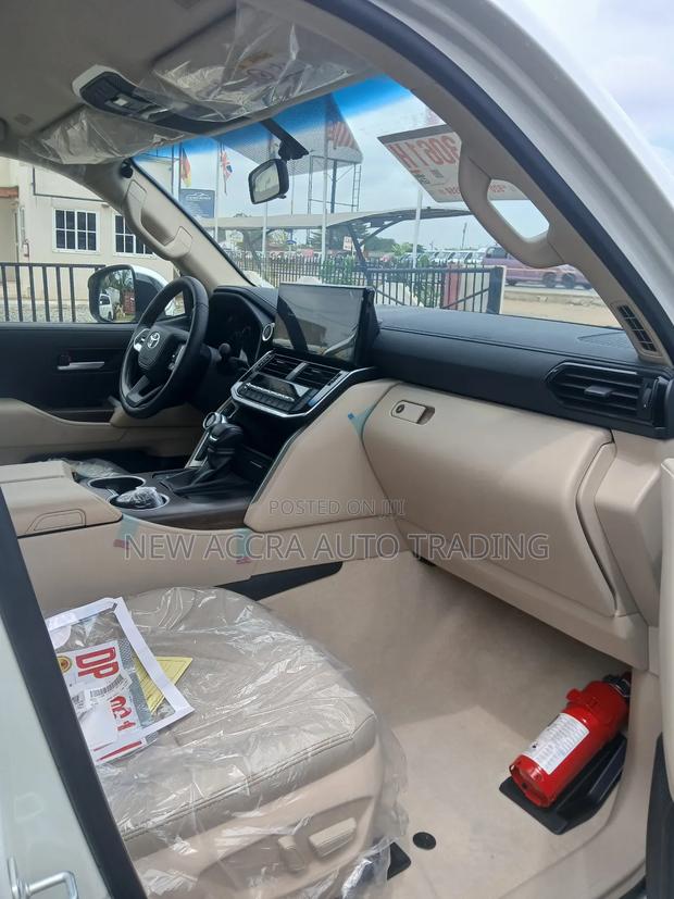 New Toyota Land Cruiser LC300 2025 White · Photo 4