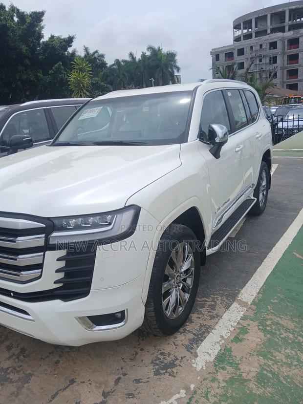 New Toyota Land Cruiser LC300 2025 White · Photo 2