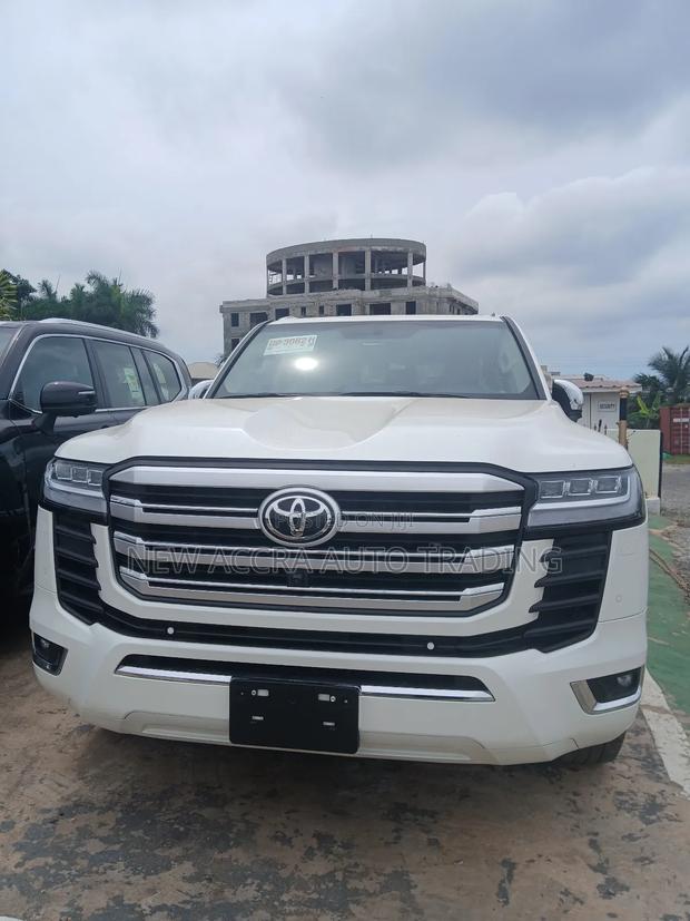 New Toyota Land Cruiser LC300 2025 White · Photo 1