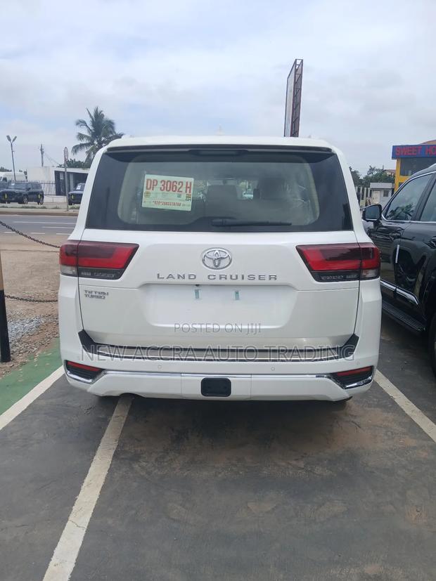 New Toyota Land Cruiser LC300 2025 White · Photo 3