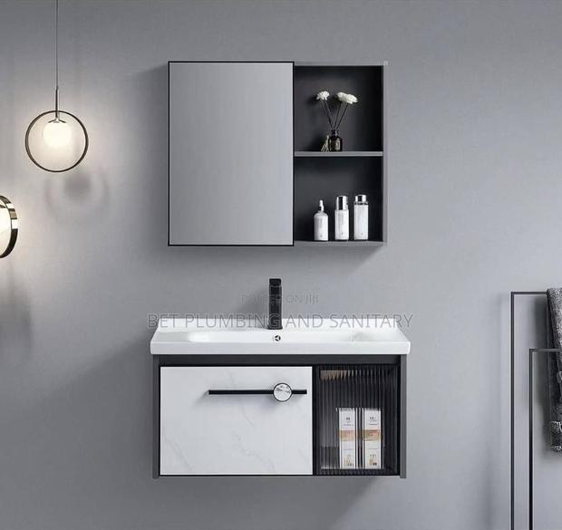European Cabinet Basin With Mirror Complete · Photo 1