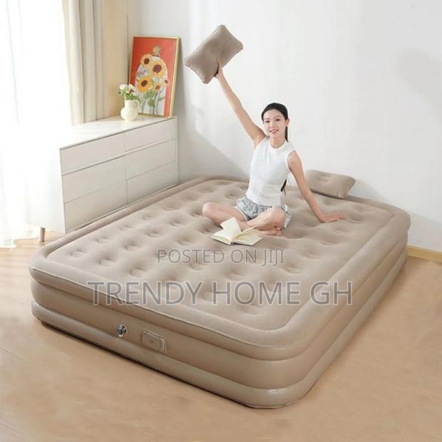 Double Inflatable Bed With Built-in Pump · Photo 1