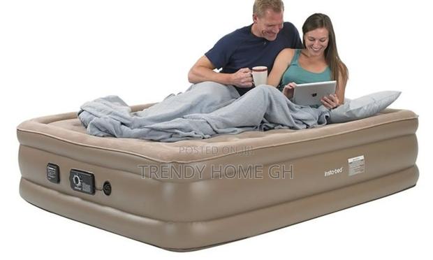 Double Inflatable Bed With Built-in Pump · Photo 2