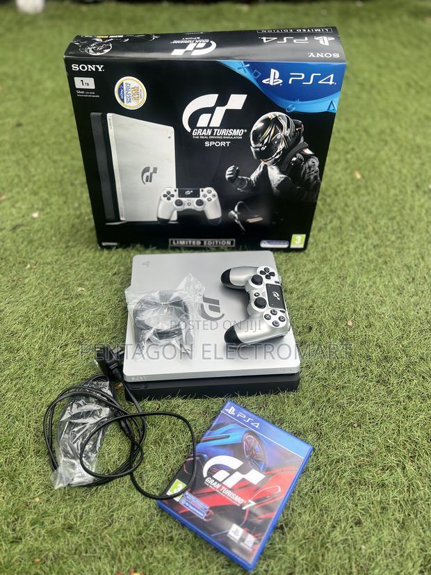 Playstation 4 Slim · Photo 1