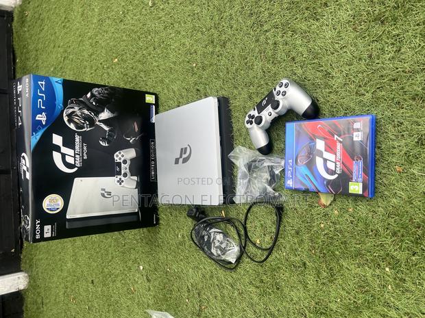 Playstation 4 Slim · Photo 2