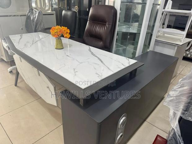 Beautiful White and Dark Gray Office Table · Photo 1