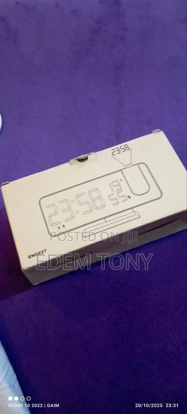 Projector Alarm Clock With Radio · Photo 1