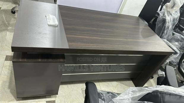 Simple Modern Office Table · Photo 1