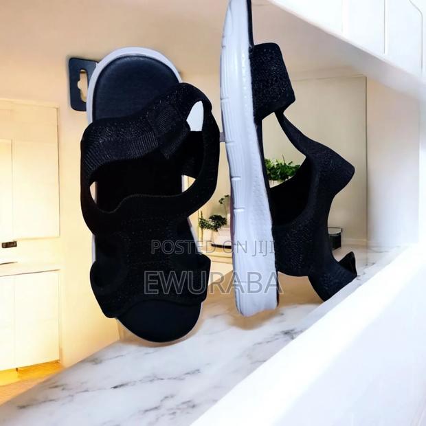 Ladies Classics Sandals · Photo 8