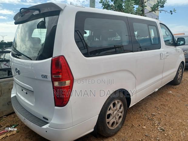 Hyundai Starex 2013 White · Photo 2