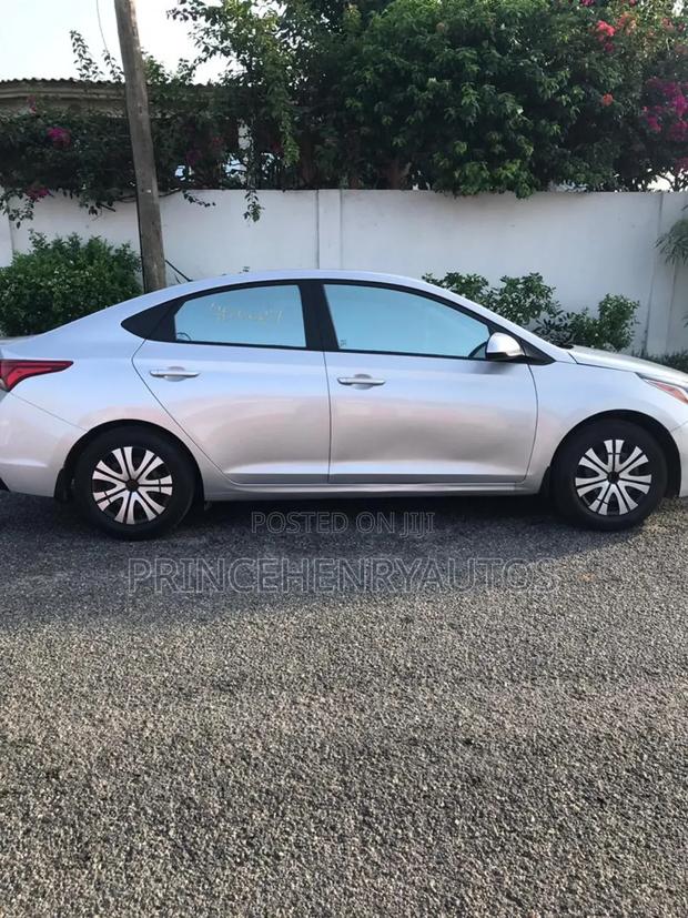 Hyundai Accent 2020 Silver · Photo 2