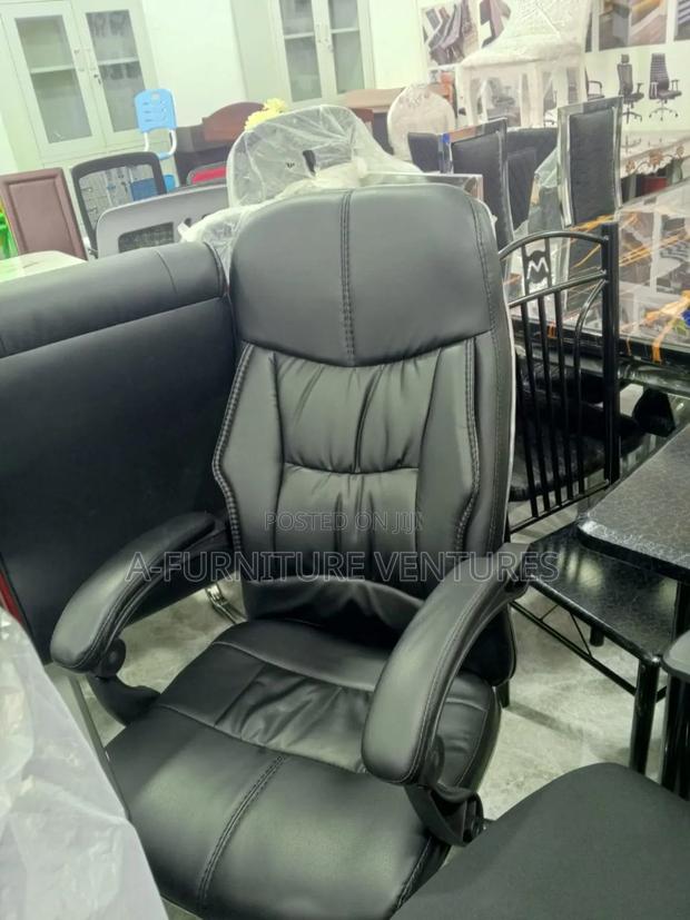 Quality Leather Manager Chair · Photo 1
