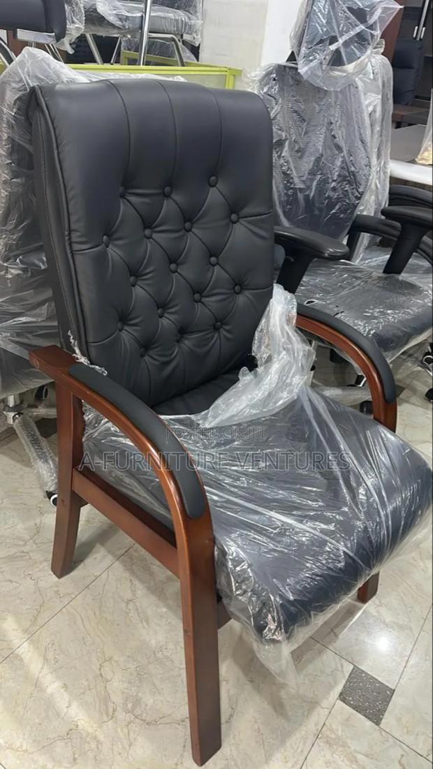 Executive Platform Chair · Photo 1