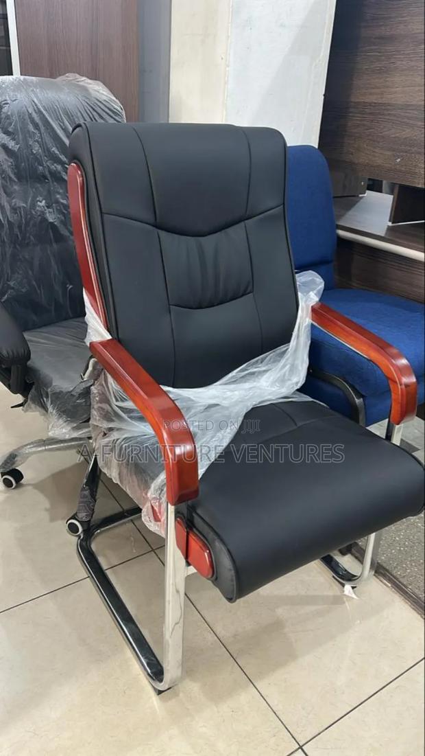 Comfortable Platform Chair · Photo 1
