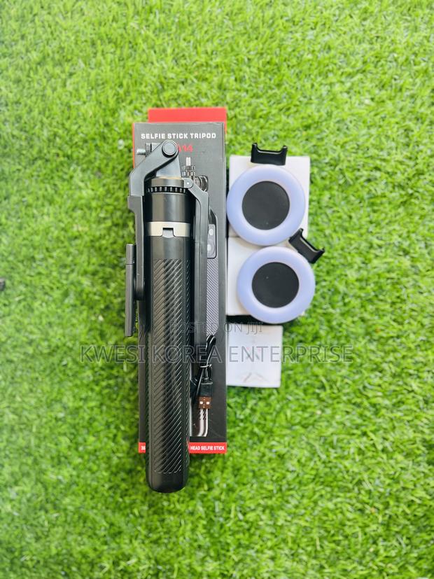 A14 Tripod Stand With Two Removable Lights · Photo 2