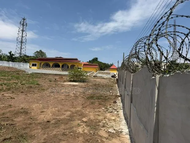 Walled and Gated 125/100sqft Land · Photo 1