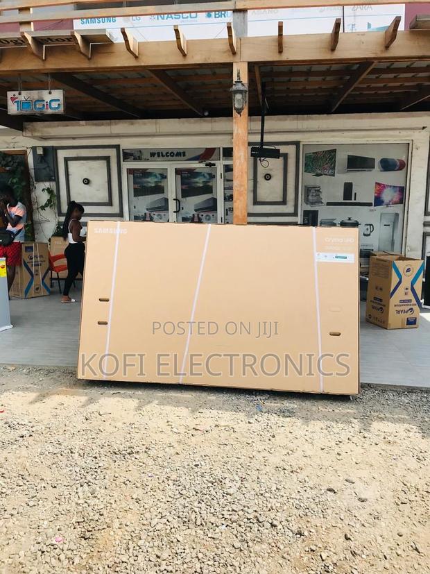 Smart Entertainment Hub Samsung 98” Tv · Photo 2