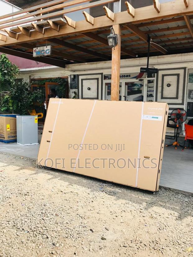 Smart Entertainment Hub Samsung 98” Tv · Photo 1
