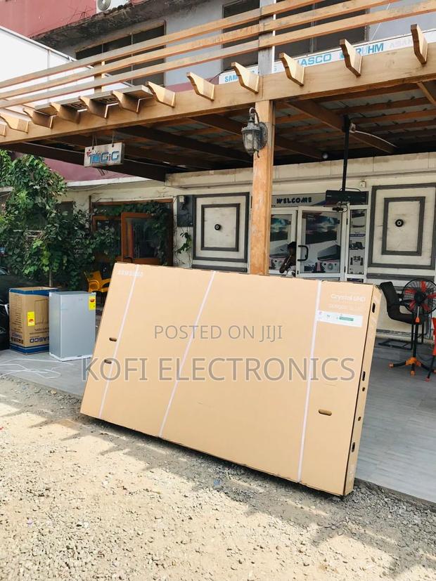 Voice-Controlled Convenience Samsung 98”Tv · Photo 2