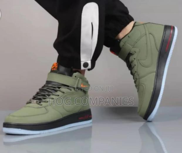 Nike Air Force 1 Army Green · Photo 2