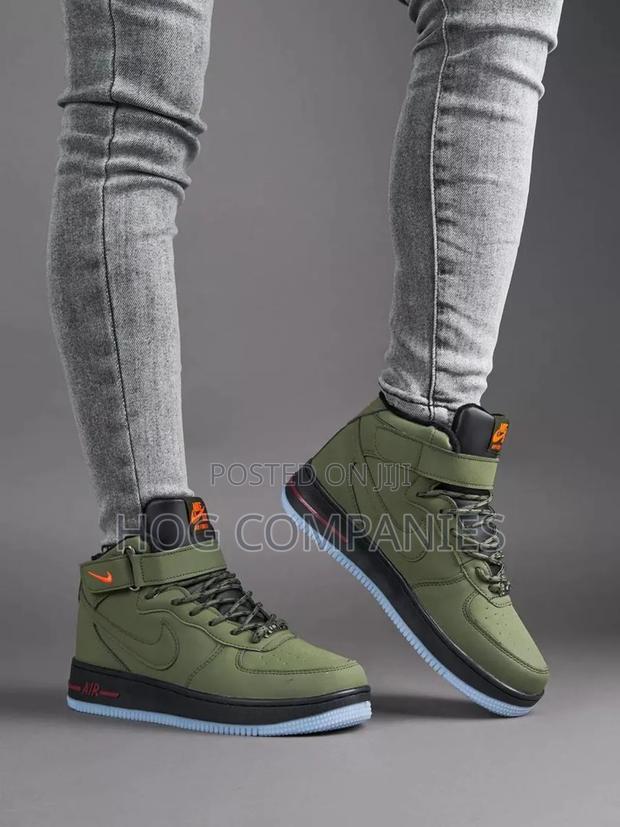 Nike Air Force 1 Army Green · Photo 1