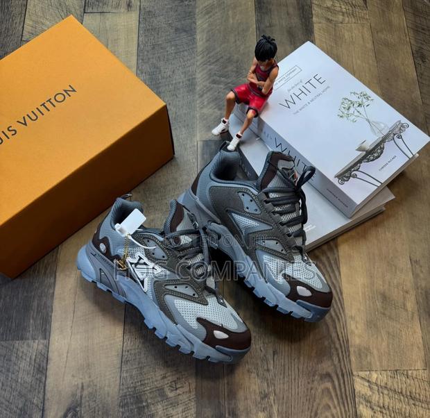 Louis Vuitton Runner Tatic Black Grey in Accra- Fast Delivery in 2hrs · Photo 1
