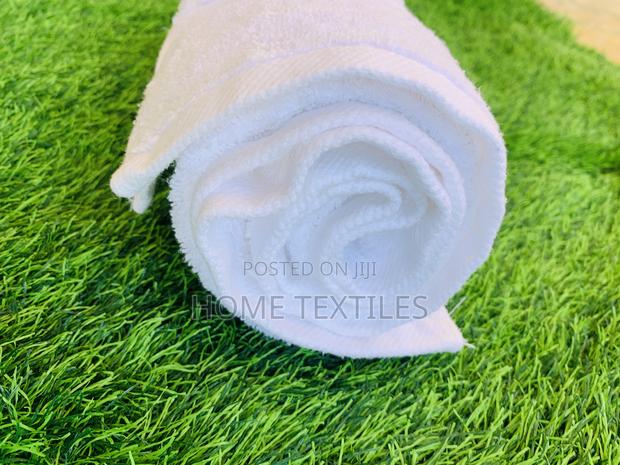 White Bath Towels for Hotel Use (Thick and Soft) · Photo 1