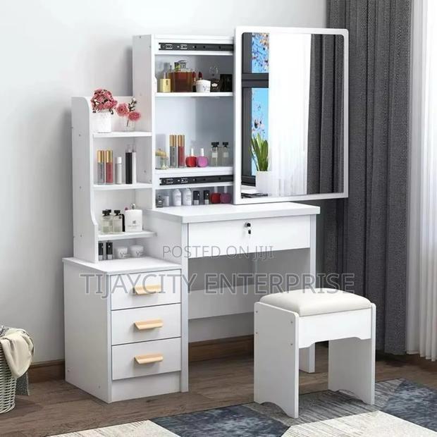 Dressing Mirror With Chair · Photo 1