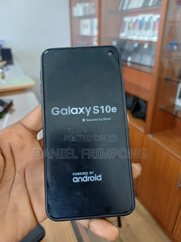 Samsung Galaxy S10e 128 GB Black · Photo 1