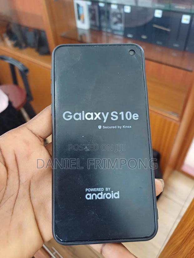 Samsung Galaxy S10e 128 GB Black · Photo 2