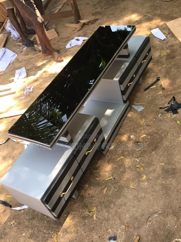Quality Tv Stand · Photo 1