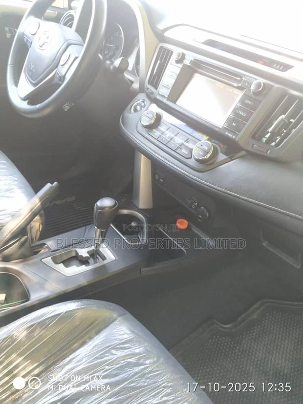 Toyota RAV4 Limited 4dr SUV (2.5L 4cyl 6A) 2018 Gray · Photo 8