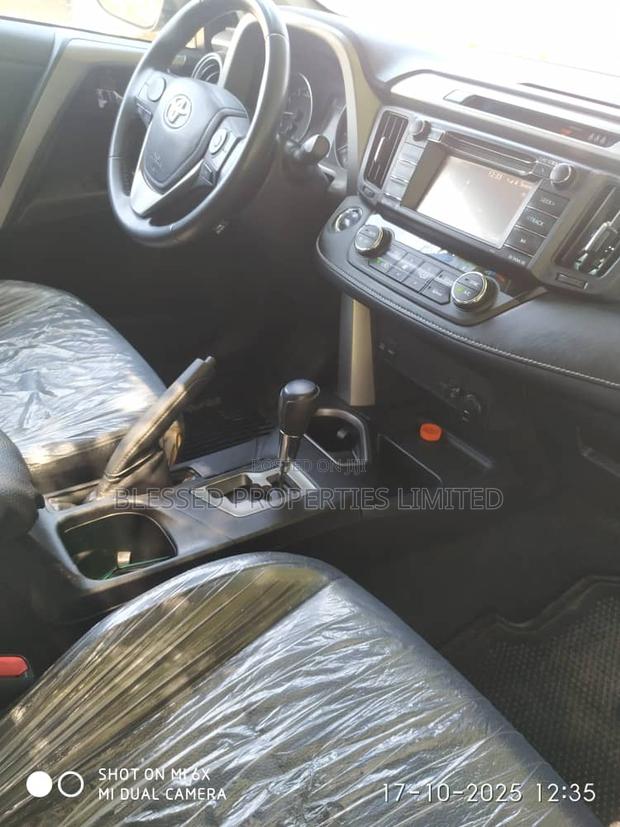Toyota RAV4 Limited 4dr SUV (2.5L 4cyl 6A) 2018 Gray · Photo 6
