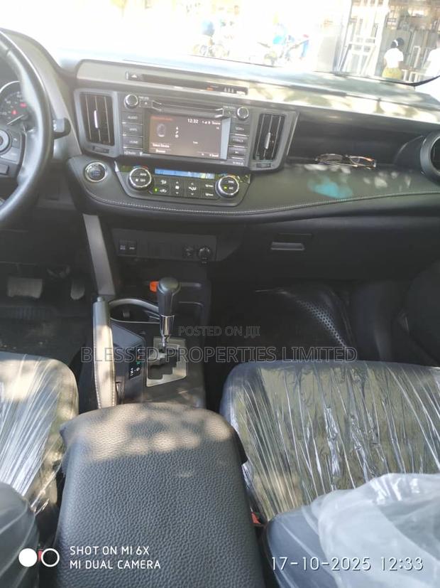 Toyota RAV4 Limited 4dr SUV (2.5L 4cyl 6A) 2018 Gray · Photo 7