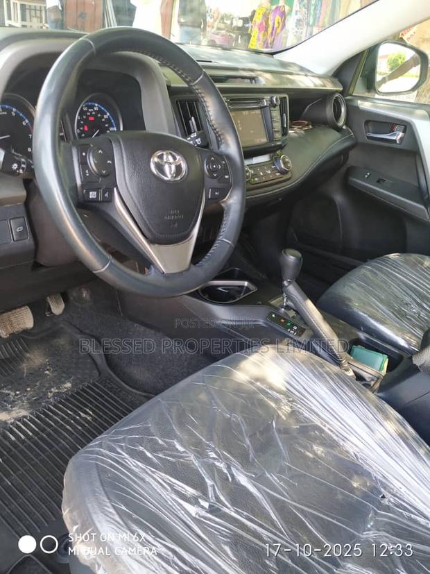 Toyota RAV4 Limited 4dr SUV (2.5L 4cyl 6A) 2018 Gray · Photo 5