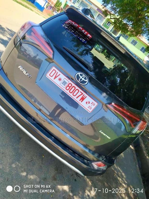 Toyota RAV4 Limited 4dr SUV (2.5L 4cyl 6A) 2018 Gray · Photo 4