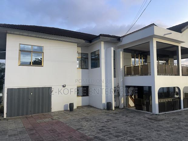 8bdrm Mansion in Dzorwulu for rent · Photo 2