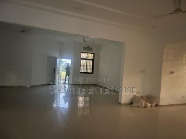 8bdrm Mansion in Dzorwulu for rent · Photo 3