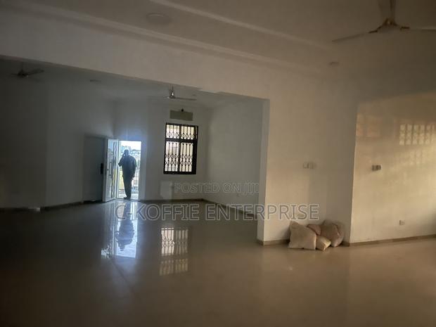8bdrm Mansion in Dzorwulu for rent · Photo 4